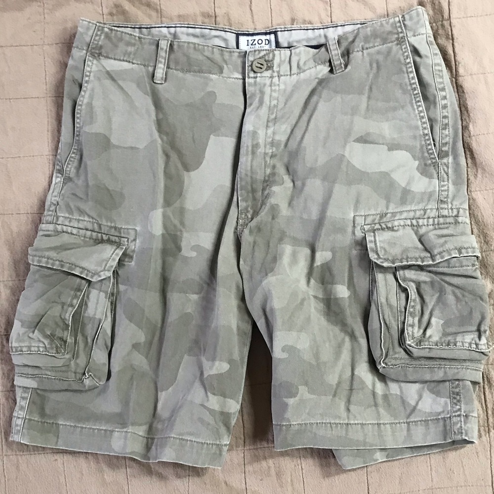 Men’s IZOD Cargo camo shorts Sz. 34